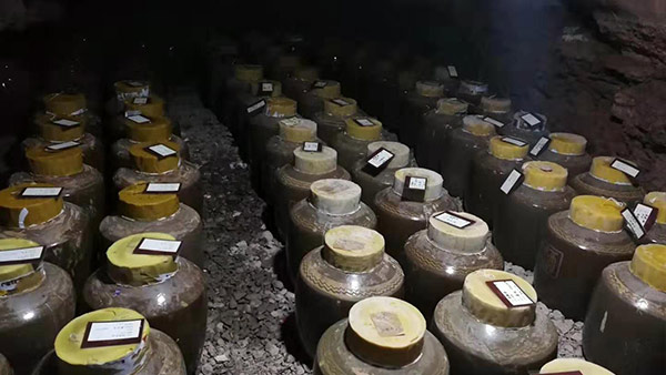 把酒廠做成洞藏酒旅游景點(diǎn)，他僅靠1套蒸汽釀酒設(shè)備就年入百萬